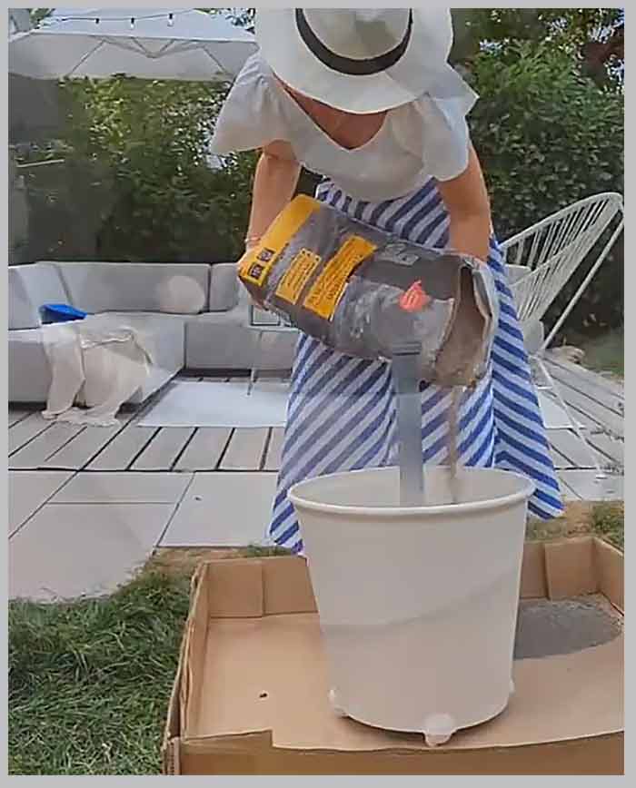заполнение ведра раствором