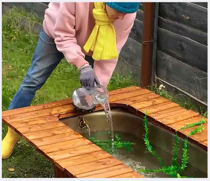 заполнение ванны водой и рыбками